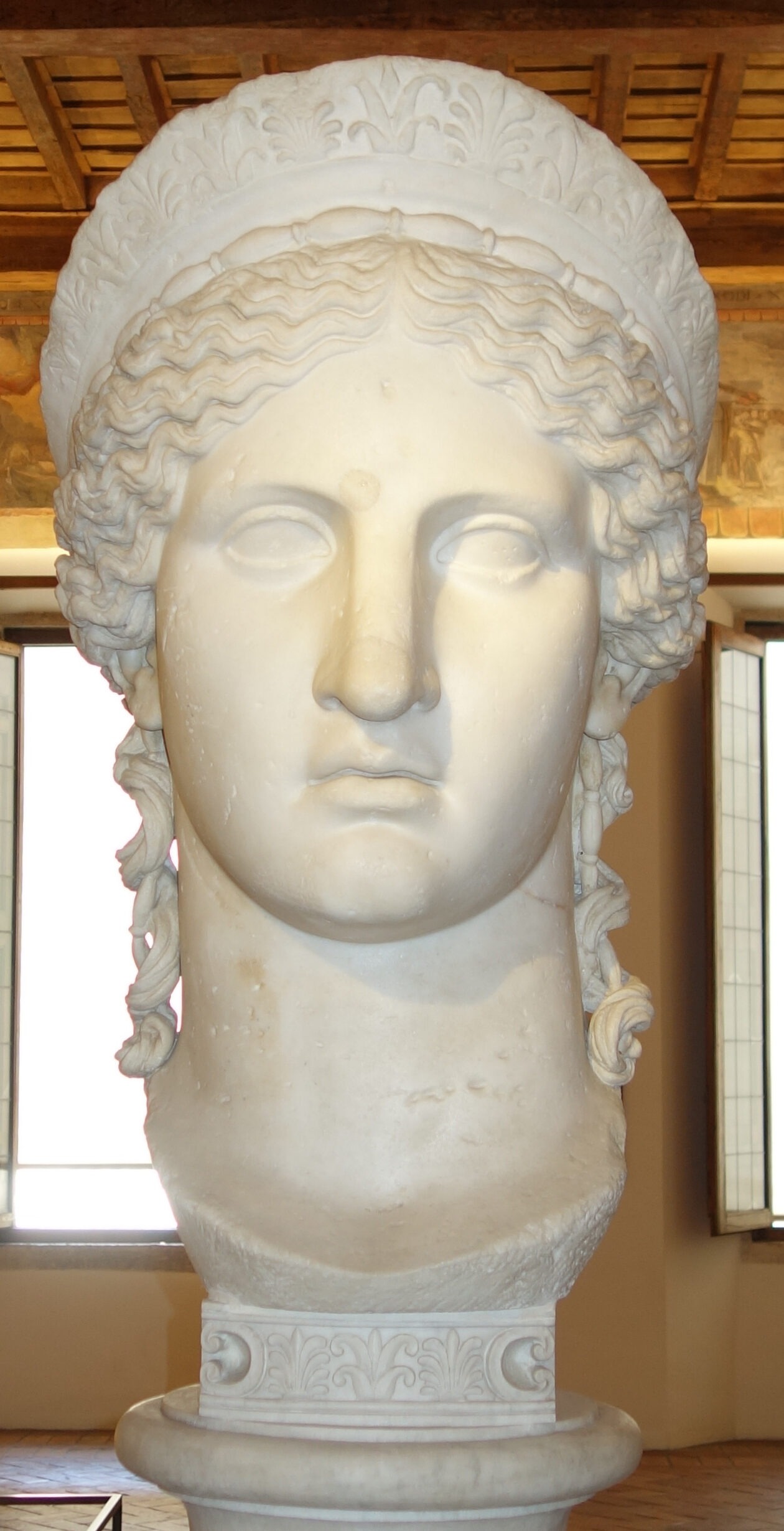 Junon Ludovisi avec vitta (bandeau tressé) et diadème, vue complète, Palazzo Altemps, Rome